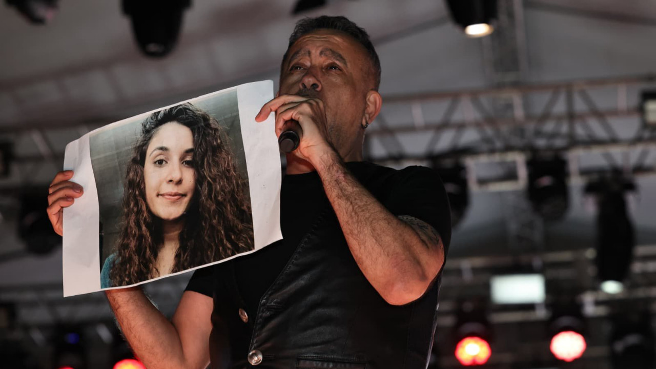 Haluk Levent, konserde Gülistan Doku’nun posteri açıp türkü seslendirdi