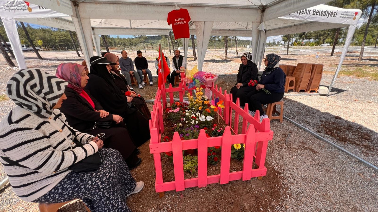 Okul saldırısında hayatını kaybeden Almina'nın mezarı pembeye boyandı