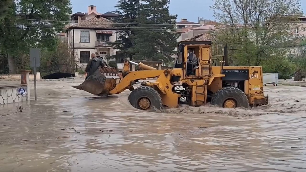 Samsun’da sağanak yağış sele dönüştü: Ev ve iş yerlerini su bastı