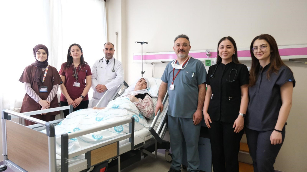 Sivas’ta 8 kiloluk dev tümör başarıyla alındı: 77 yaşındaki hasta sağlığına kavuştu