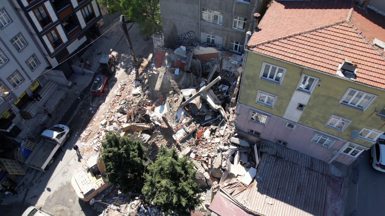 Küçükçekmece’de yıkım sırasında bina çöktü: Çevredeki iş yerleri zarar gördü