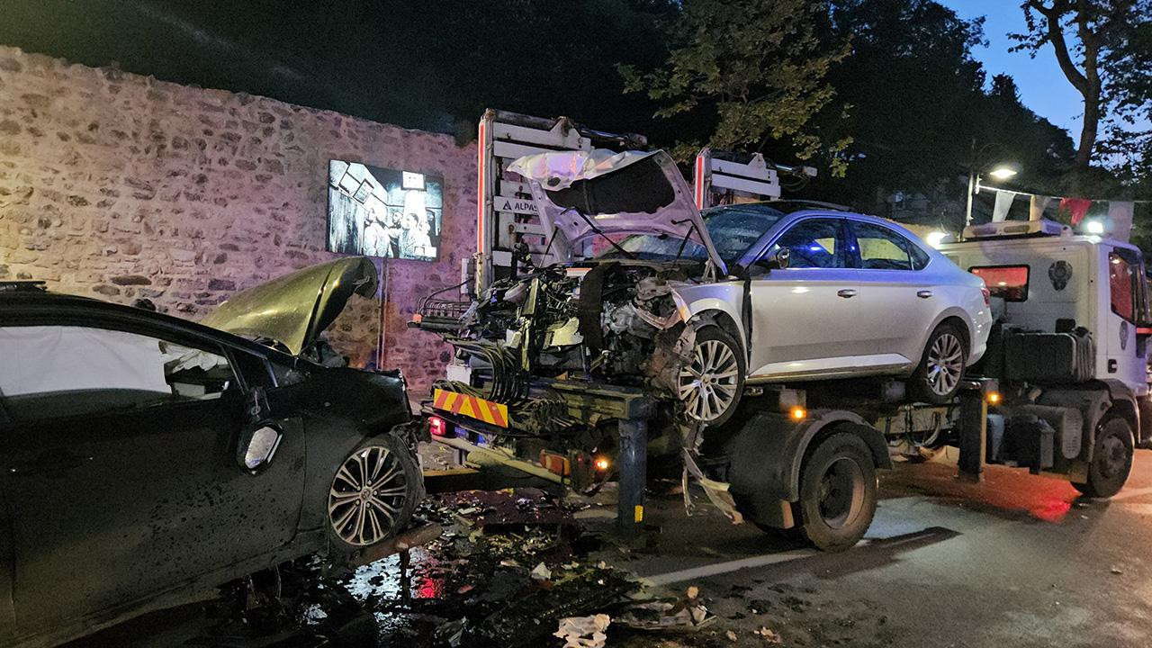 İstanbul'da iki araç kafa kafaya çarpıştı: 9 kişi yaralandı