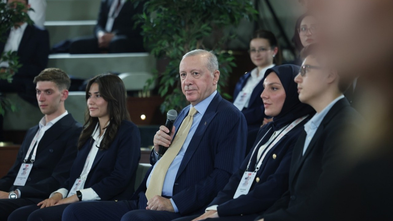 Cumhurbaşkanı Erdoğan Beştepe'de gençlerle bir araya geldi: "Sosyal medya gençliğin en büyük sorunu"
