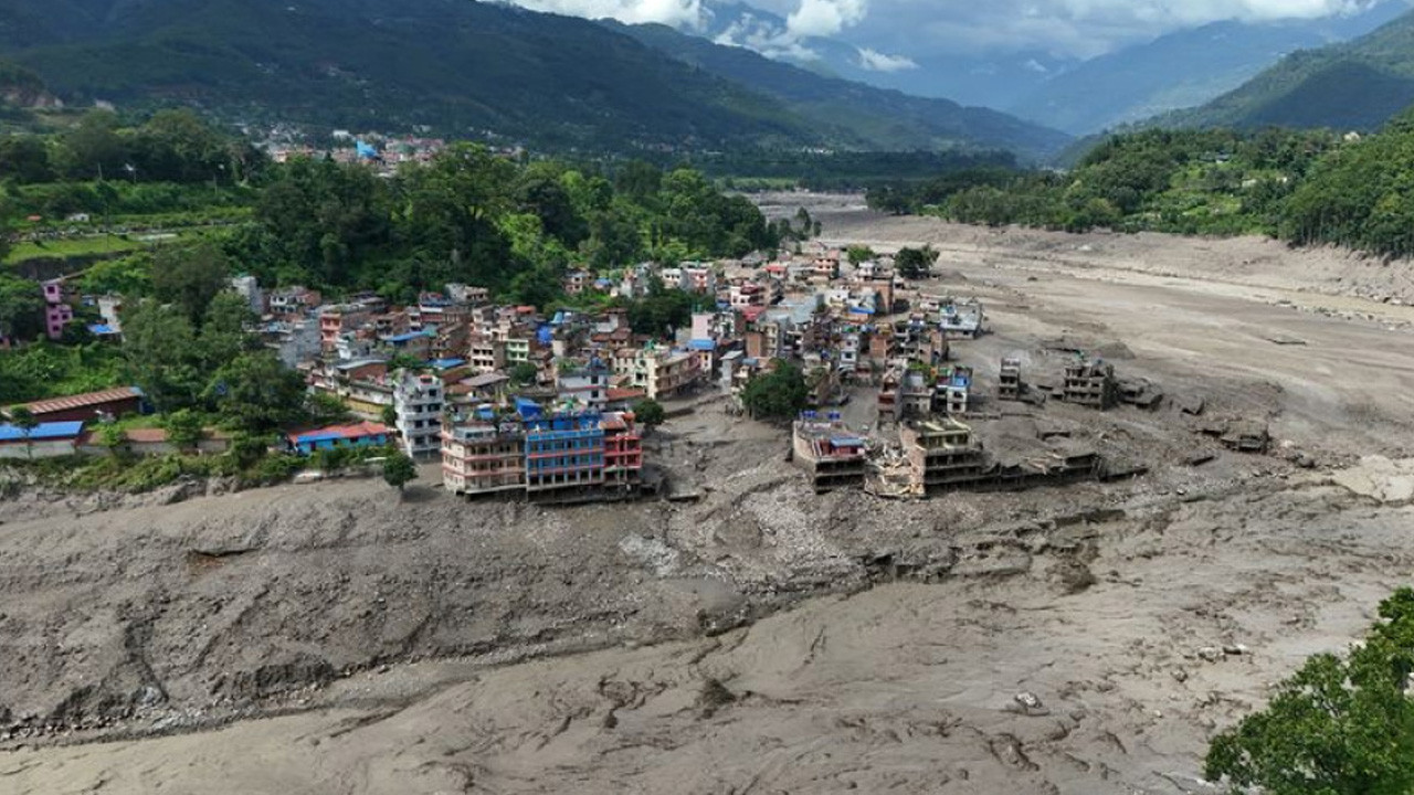 Nepal'de felaket! Dev sel 95 can aldı, 390 kişiden haber alınamıyor