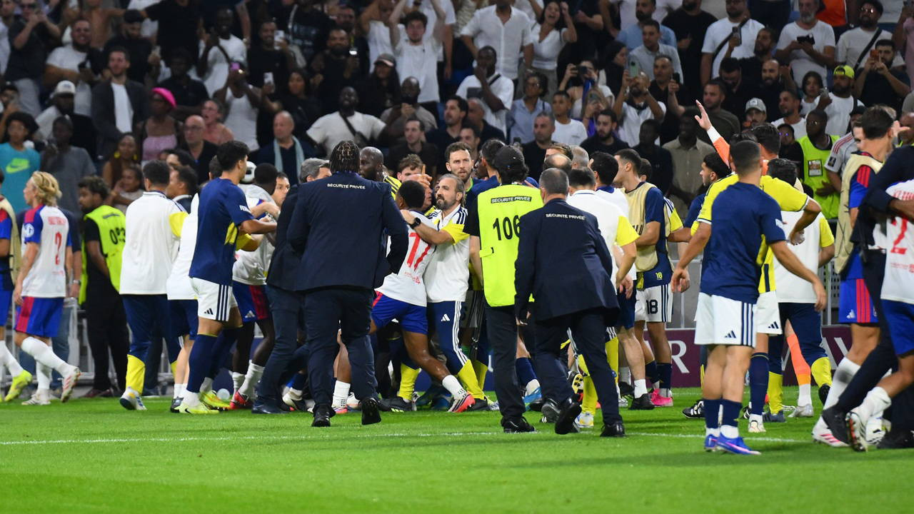 Fenerbahçe, Lyon’u devirdi; maç sonu saha karıştı! Futbolcular birbirine girdi