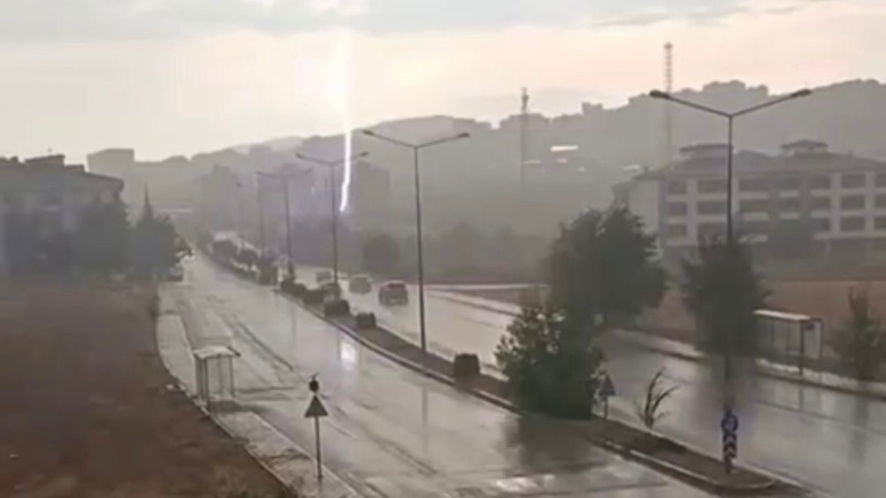 Elazığ’da yıldırım düşme anı kamerada