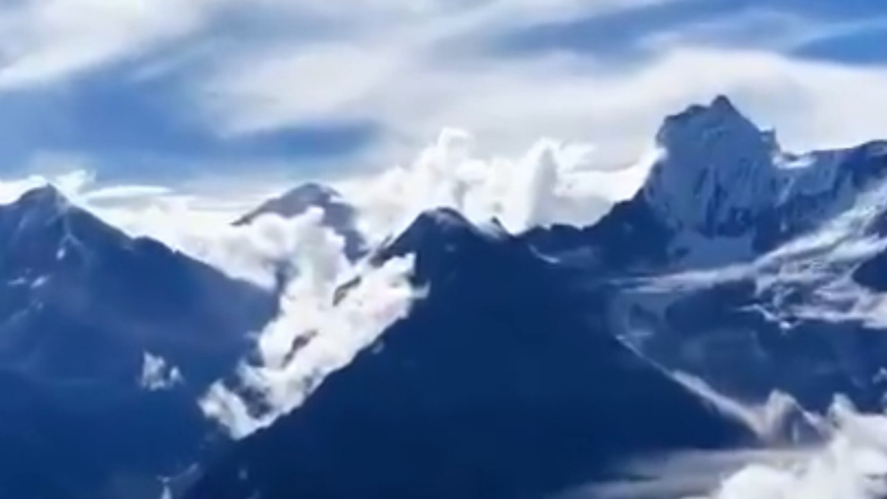Nepal’deki sel felaketini tetikleyen buzul kopması turist kamerasına yansıdı