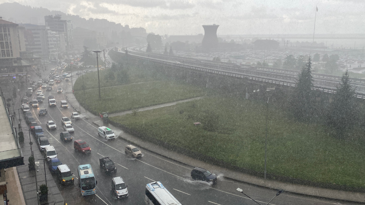 Rize'de sağanak cadde ve sokakları göle çevirdi