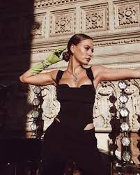 Oynadığı dizinin sezon finali yapmasının ardından tatile çıkan Serenay Sarıkaya file çizmesiyle poz verdi! Fiyatı duyanları şoke etti - Resim: 3
