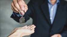 Kiracıyı çıkartmak isteyen ev sahipleri dikkat! Hem cezası var hem tazminatı