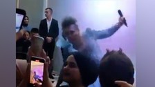Sahnede Playback Yapan Murat Övüç Yere Düştü