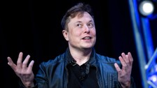 Elon Musk artık iki numara! Dünyanın en zengin insanı unvanını kaptırdı