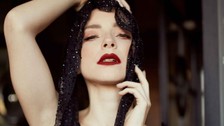Merve Boluğur tanımadığı adamın masasına oturduğu iddialarına çok öfkelendi