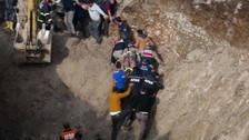 Kilis'te içme suyu hattı çalışmalarında göçük altında kalan iki işçi hayatını kaybetti