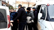 Girdiği minibüste mahsur kalan hırsızı polis kurtardı