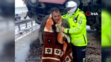 Polisin örttüğü battaniye kazazedeyi, çekilen görüntüler ise izleyenlerin içini ısıttı