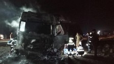 Iğdır'da şarampole devrilen tır yandı