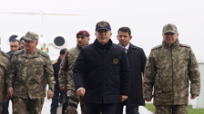Milli Savunma Bakanı Hulusi Akar beraberindeki komutanlarla Suriye sınırında inceleme ve denetlemelerde bulunuyor