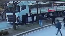 Sancaktepe'de tırın çarptığı kadın hayatını kaybetti. O anlar kamerada
