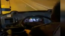 Halk otobüsü şoförü, seyir halindeyken telefondan dizi izledi. O anlar kamerada!