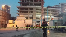 İzmir'de kule vinç devrildi