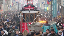 İstanbul Beyoğlu'ndaki İstiklal Caddesi'nde yılbaşı yoğunluğu