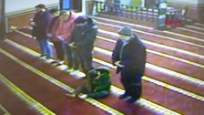 Bursa Osmangazi'de cami imamı engelli bir çocuğu cemaatin içine alarak hem çocuğu sevindirdi hem de görenlere örnek oldu