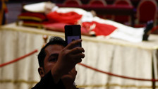 Hayatını kaybeden 16. Papa Benedictus'un naaşı Vatikan'da sergileniyor! Papa'nın naaşının önünde selfie çektiler