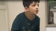 Annesiyle aralarında geçen konuşma kısa sürede gündem olan çocuk, boyundan büyük sözler söyledi
