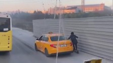 Esenyurt'ta taksici kaldırımdaki scooterlı kadına çarptı