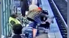 3 Yaşındaki Çocuğu Durduk Yere Tren Raylarına İten Kadının Dehşete Düşüren Görüntüleri