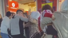 Eşiyle el ele gördüğü kadınla saç baş kavga etti, kimse ayıramadı