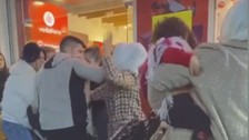 Eşiyle el ele gördüğü kadınla saç baş kavga etti, kimse ayıramadı