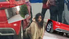 Mahalleli oraya koştu! Genç kız kovalandığını söyleyerek saatlerce otomobilin altına saklandı: "Beni zorla götürmeye çalışıyorlar"