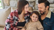 İkinci kez hamilelik heyecanı yaşayan Hazal Kaya, karnı burnunda pozlarını paylaştı