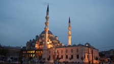Yeni Camii ne zaman, kimin tarafında yaptırıldı?