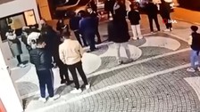 Beylikdüzü’nde hırsızlık şüphelisini tekme tokat döven site sakinleri kamerada
