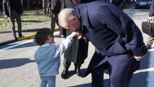 Cumhurbaşkanı Erdoğan elini öpen minik Zayn’a elini öperek karşılık verdi