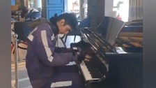 Yemek siparişi getiren kurye yeteneği ile dinleyenleri büyüledi