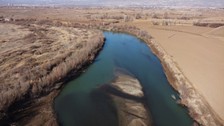 Erzincan'da bulunan Karasu Nehri'nin su seviyesinin büyük oranda azalmasıyla ortaya adacıklar çıktı