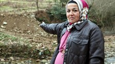 Almanya’da yaşayan Nazmiye Karaman, gördüğü rüyayla memleketine gelerek define aramaya başladı