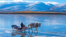 Mevsim şartlarından dolayı Çıldır Gölü dondu! Bölgeye gelen turistler atlı kızak heyecanını yaşadı