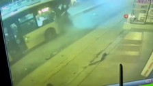 Ümraniye’de refüjden uçan otomobilin İETT otobüsü ile çarpıştığı kaza kamerada