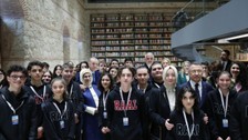 Cumhurbaşkanı Erdoğan, Rami Kütüphanesi'nin Açılış Törenine katıldı, kütüphane gezisi esnasında öğrencilerle çekilen fotoğraflar iç ısıttı