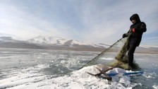 Ardahan'da eski 20 derecede Eskimo usulü balık avı!