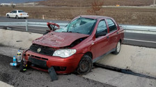 Konya'da bariyerlere çarpan otomobilin sürücüsü ile annesi yaralandı