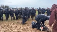 Protestoculara müdahale etmek isteyen Alman polisi çamura saplandı! Görüntüler sosyal medyada viral oldu
