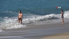 Alanya'da Ocak ayının güneşli havasında deniz keyfi yaşadılar