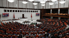 Sözleşmeliye kadro teklifi TBMM'den geçerek yasalaştı