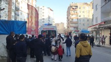 Gözü dönmüş adam kumar borcu yüzünden tartıştığı eşini çocuklarının gözü önünde bıçakladı